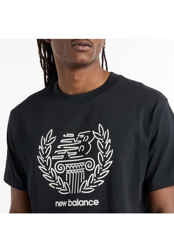 Koszulka męska New Balance MT51974BK – czarna. Kolor: czarny. Materiał: dresówka, bawełna. Wzór: aplikacja