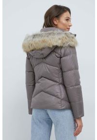 Calvin Klein kurtka puchowa damska kolor fioletowy zimowa. Okazja: na co dzień. Kolor: fioletowy. Materiał: puch. Sezon: zima. Styl: casual #6