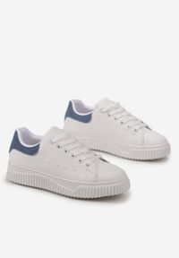 Born2be - Biało-Niebieskie Sneakersy ze Żłobieniami na Płaskiej Podeszwie z Metaliczną Wstawką Granuse. Kolor: biały. Materiał: jeans. Obcas: na płaskiej podeszwie