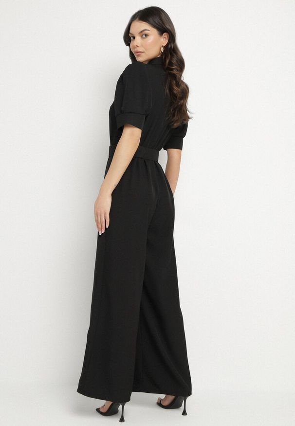 Born2be - Czarny Taliowany Kombinezon z Ozdobną Klamrą Filateia. Kolor: czarny. Styl: elegancki