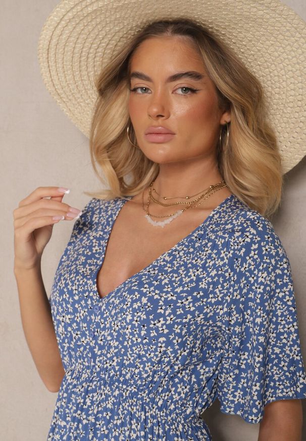 Renee - Niebieska Rozkloszowana Sukienka Bawełniana w Kwiatowy Print Ezrive. Okazja: na co dzień. Typ kołnierza: dekolt w kształcie V. Kolor: niebieski. Materiał: bawełna. Długość rękawa: krótki rękaw. Wzór: kwiaty, nadruk. Sezon: lato. Styl: klasyczny, casual