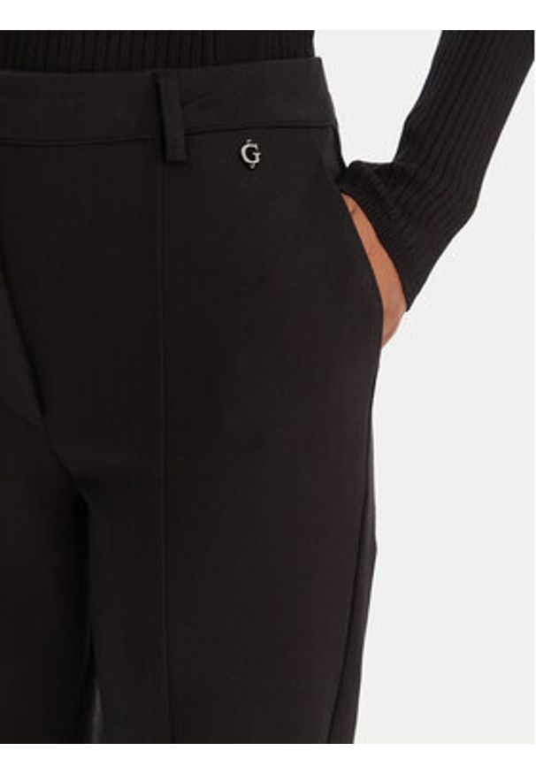 Guess Spodnie materiałowe W6RB11 KCMU2 Czarny Straight Leg. Kolor: czarny. Materiał: syntetyk