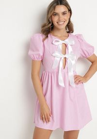 Born2be - Różowa Rozkloszowana Sukienka w Kratkę Vichy w Stylu Retro z Wiązaniem Telionea. Okazja: na co dzień. Kolor: różowy. Wzór: kratka. Typ sukienki: rozkloszowane. Styl: retro #1