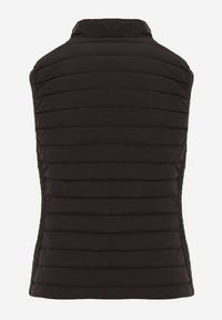 Renee - Czarna Kamizelka ze Stójką z Pikowaniem i Kieszeniami Valoreth. Okazja: na co dzień, na spotkanie biznesowe. Typ kołnierza: kołnierzyk stójkowy. Kolor: czarny. Styl: casual, biznesowy, elegancki, klasyczny #2