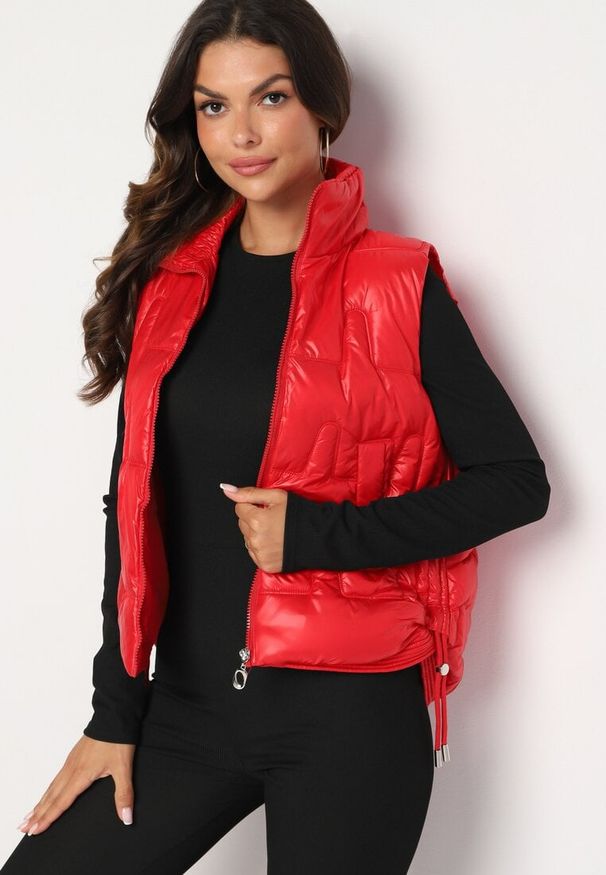 Born2be - Czerwona Pikowana Kamizelka ze Stójką i Troczkami Terilanna. Typ kołnierza: kołnierzyk stójkowy. Kolor: czerwony. Materiał: jeans. Styl: elegancki