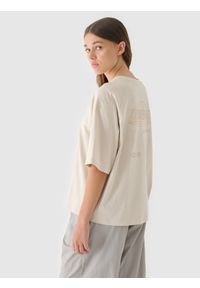4f - 4F T-shirt oversize z nadrukiem damski - beżowy XS. Okazja: na co dzień. Kolor: beżowy. Materiał: bawełna, jersey, dzianina. Długość rękawa: krótki rękaw. Długość: krótkie. Wzór: nadruk. Styl: sportowy, klasyczny, casual