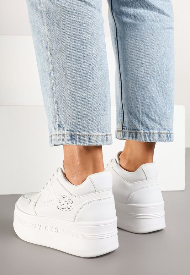 Renee - Białe Sneakersy Vices na Platformie Ozdobione Metalicznymi Aplikacjami Nelanil. Okazja: na co dzień, do pracy, na spotkanie biznesowe. Kolor: biały. Materiał: jeans. Wzór: aplikacja. Obcas: na platformie. Wysokość obcasa: średni