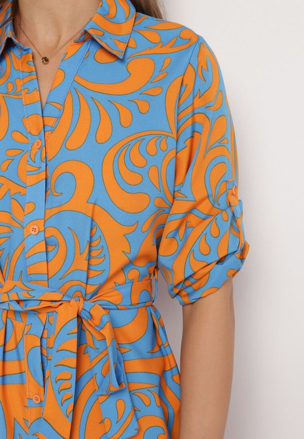 Born2be - Niebiesko-Pomarańczowa Koszulowa Sukienka Maxi z Materiałowym Paskiem w Abstrakcyjne Wzory Terins. Kolor: niebieski. Materiał: materiał. Typ sukienki: koszulowe. Długość: maxi