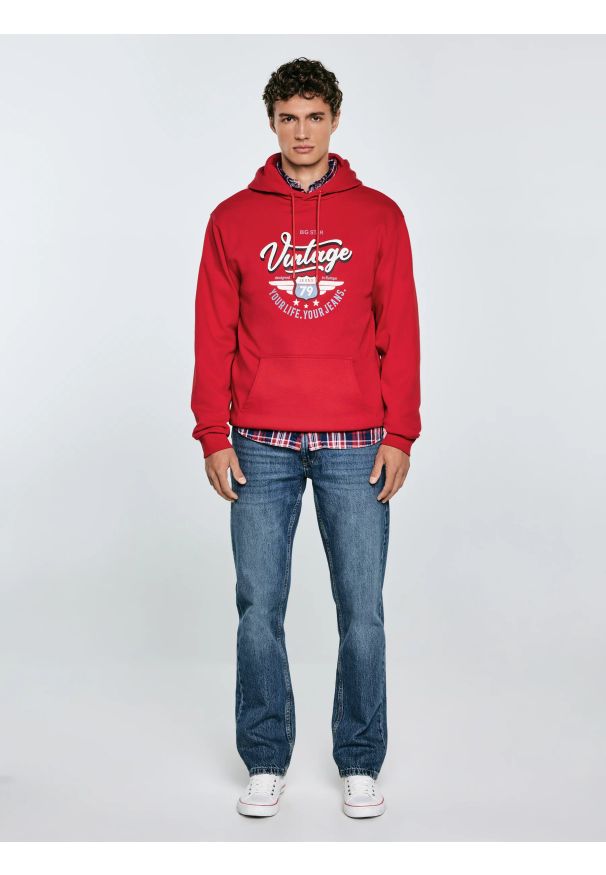 Big-Star - Bluza męska z kapturem z nadrukiem czerwona Luka 603. Okazja: na spacer. Typ kołnierza: kaptur. Kolor: czerwony. Materiał: jeans, dzianina, dresówka. Wzór: nadruk. Styl: sportowy