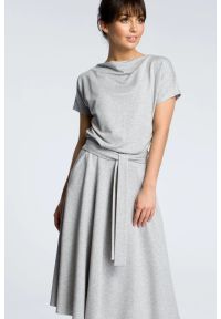 Sukienki.shop - Rozkloszowana sukienka midi z paskiem zbluzowana góra szara. Okazja: na co dzień. Kolor: szary. Materiał: tkanina, bawełna. Styl: casual. Długość: midi #2