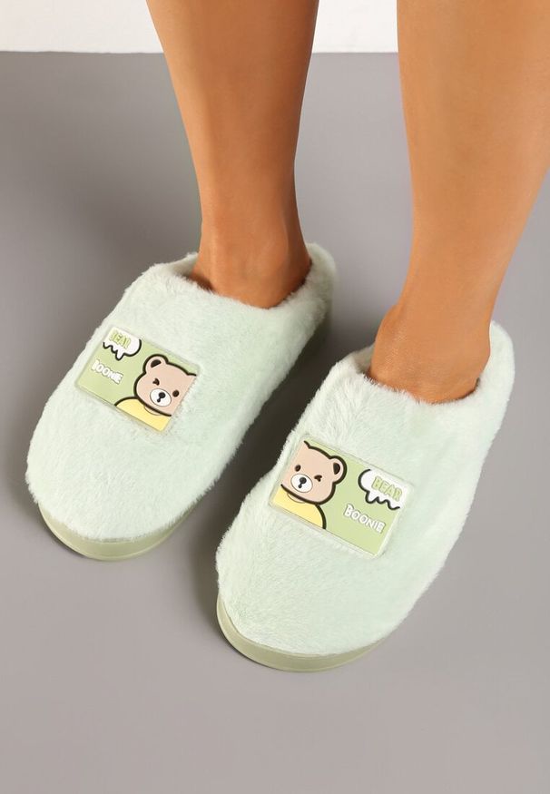 Born2be - Zielone Kapcie Vices na Grubej Podeszwie z Futerkiem i Naszywką Deotira. Okazja: do domu. Kolor: zielony. Materiał: futro. Wzór: aplikacja. Obcas: na obcasie. Styl: elegancki. Wysokość obcasa: niski