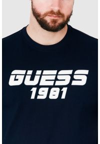 Guess - GUESS Granatowy t-shirt męski z odblaskowym logo. Kolor: niebieski