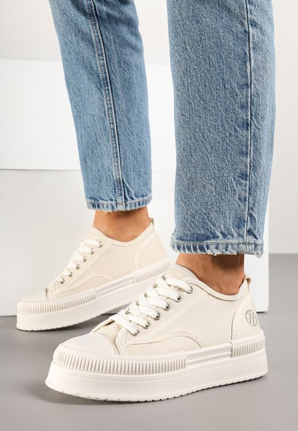 Renee - Beżowe Trampki na Platformie z Metaliczną Ozdobą Afleeria. Okazja: na spacer. Kolor: beżowy. Materiał: jeans. Wzór: aplikacja. Sezon: wiosna. Obcas: na platformie