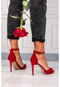 Casu - Czerwone sandały szpilki z zakrytą piętą i paskiem wokół kostki casu 1590/1. Zapięcie: pasek. Kolor: czerwony. Obcas: na szpilce #2