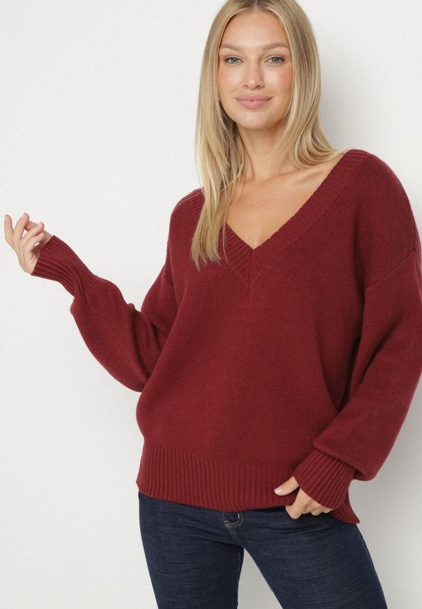 Born2be - Bordowy Sweter z Kaszmirem z Dekoltem w Serek Plenae. Okazja: na co dzień. Typ kołnierza: dekolt w serek. Kolor: czerwony. Materiał: kaszmir. Styl: klasyczny, casual, elegancki