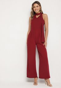 Born2be - Bordowy Kombinezon Bez Rękawów z Ozdobnym Wiązaniem i Szerokimi Nogawkami Silarine. Okazja: na co dzień. Kolor: czerwony. Materiał: jeans. Długość rękawa: bez rękawów. Styl: sportowy, klasyczny, elegancki, casual