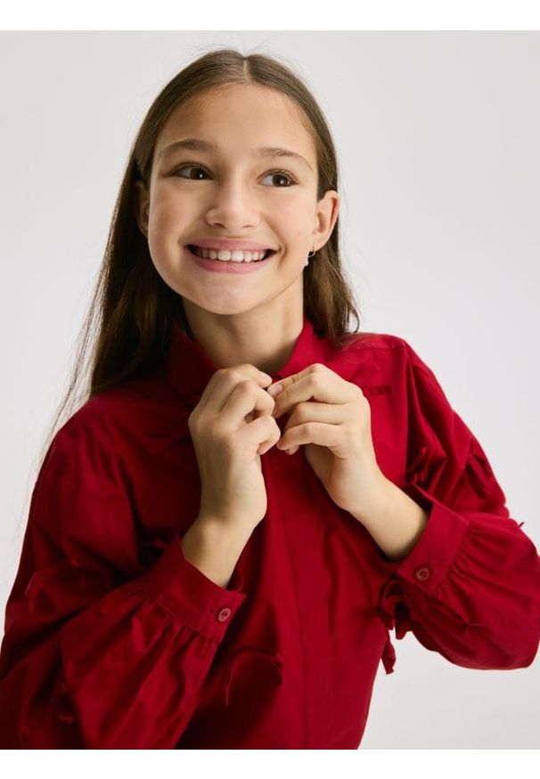 Reserved - Krótka koszula z kokardkami - czerwony. Typ kołnierza: kokarda. Kolor: czerwony. Materiał: bawełna. Długość: krótkie