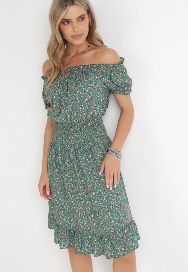 Born2be - Zielona Sukienka Hiszpanka z Bawełny z Gumką w Pasie Viliana. Okazja: na spacer, na co dzień. Typ kołnierza: dekolt hiszpanka. Kolor: zielony. Materiał: bawełna. Długość rękawa: krótki rękaw. Sezon: lato. Styl: elegancki, casual