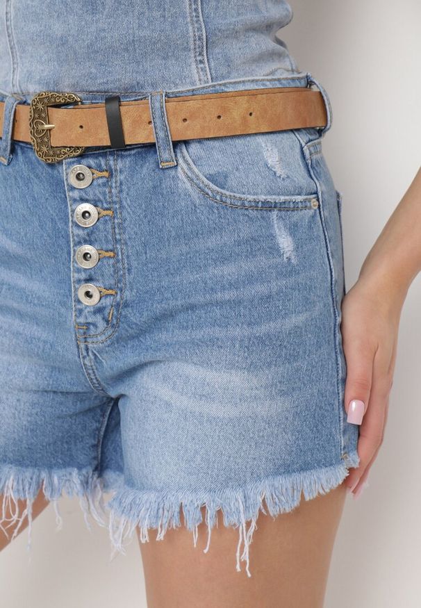 Born2be - Niebieskie Bawełniane Jeansowe Szorty Zapinane na Guziki z Wysokim Stanem i Wystrzępionymi Nogawkami Hettala. Stan: podwyższony. Kolor: niebieski. Materiał: bawełna, jeans. Sezon: lato. Styl: elegancki, klasyczny