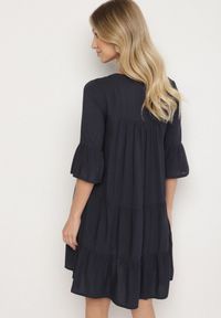 Born2be - Granatowa Rozkloszowana Sukienka z Wiskozy z Falbanami Izleia. Okazja: na co dzień. Kolor: niebieski. Materiał: wiskoza. Styl: elegancki, casual #3