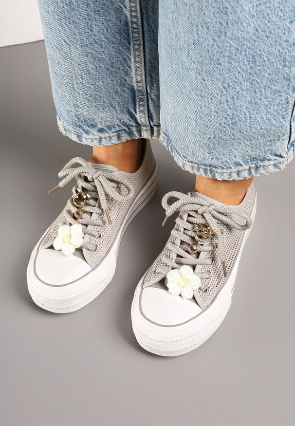 Born2be - Jasnoszare Ażurowe Trampki na Grubej Podeszwie z Ozdobami 3D Onivetta. Okazja: na co dzień. Kolor: szary. Materiał: jeans. Wzór: aplikacja, ażurowy. Styl: klasyczny, casual