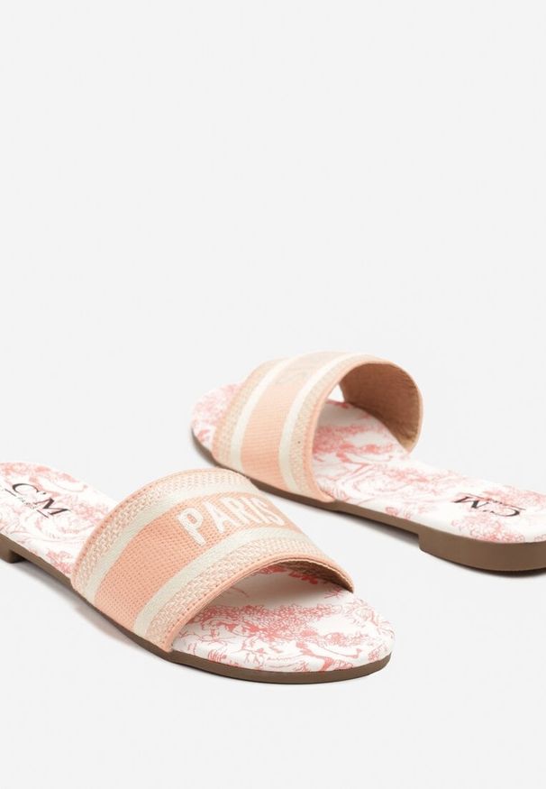 Born2be - Różowe Klapki z Kolorowej Plecionki z Podeszwą w Kwiatowy Wzór Aratilia. Okazja: na co dzień. Nosek buta: otwarty. Kolor: różowy. Materiał: jeans. Wzór: kwiaty, kolorowy. Obcas: na płaskiej podeszwie. Styl: elegancki, casual