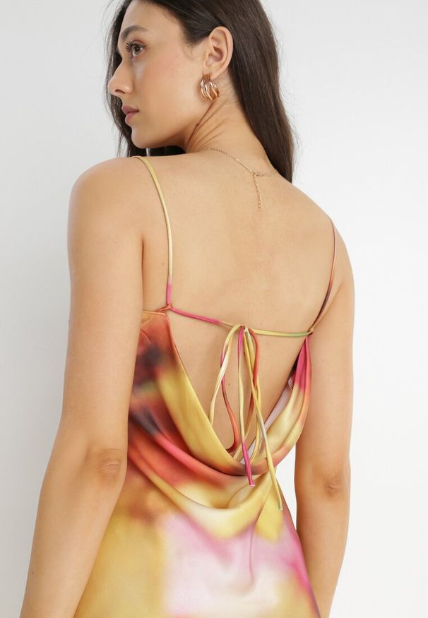 Born2be - Żółta Sukienka Fymias. Kolor: żółty. Materiał: satyna. Długość rękawa: na ramiączkach. Wzór: nadruk. Styl: klasyczny. Długość: maxi