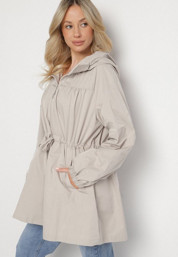 Born2be - Beżowa Kurtka Parka Ściągana w Pasie Troczkami Nevishia. Kolor: beżowy. Materiał: jeans. Styl: elegancki