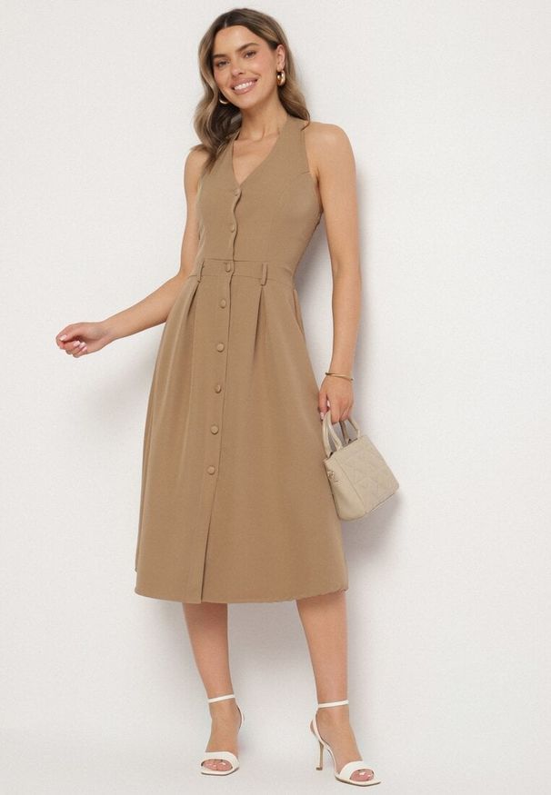 Born2be - Ciemnobeżowa Sukienka na Szyję z Ozdobnymi Guzikami Folorea. Kolor: beżowy