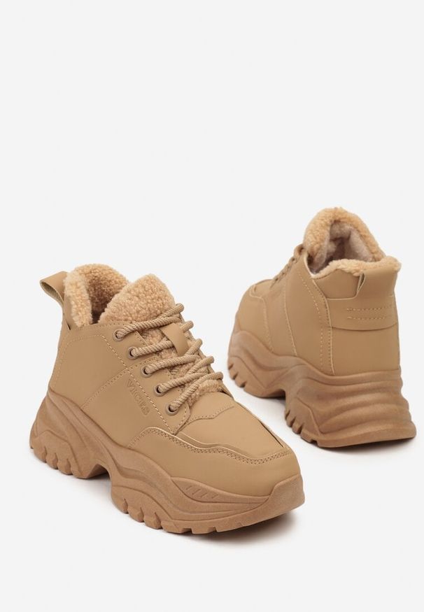 Renee - Jasnobrązowe Trapery Sneakersy Vices na Platformie z Tłoczeniem Nirrise. Okazja: na co dzień. Kolor: brązowy. Materiał: dresówka. Obcas: na platformie. Styl: casual