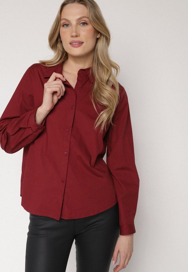 Born2be - Bordowa Bawełniana Koszula o Klasycznym Kroju Liadovia. Okazja: na co dzień. Typ kołnierza: kołnierzyk klasyczny. Kolor: czerwony. Materiał: bawełna. Styl: klasyczny