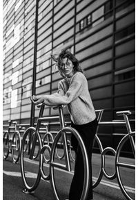 MOODO - Sweter z perełkami beżowy. Kolor: beżowy. Materiał: wełna, akryl, poliester #1