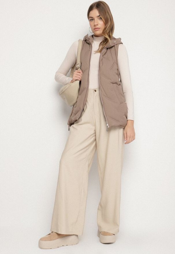 Born2be - Ciemnobeżowa Casualowa Kamizelka z Kapturem i Pikowanymi Przeszyciami Caletta. Okazja: na co dzień. Typ kołnierza: kaptur. Kolor: beżowy. Materiał: jeans. Styl: casual