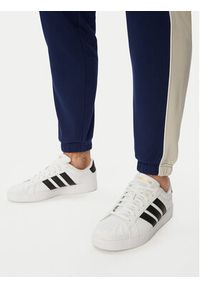 Adidas - adidas Spodnie dresowe Seasonal Essentials Colorblock Fleece KF4211 Niebieski Cosy Fleece Fit. Kolor: niebieski. Materiał: syntetyk #5