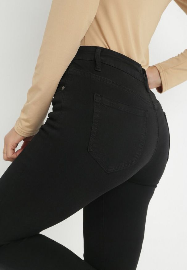 Born2be - Czarne Jeansy Skinny z Postrzępioną Nogawką Chiteli. Kolor: czarny