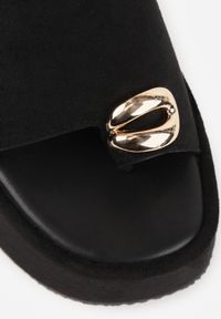 Renee - Czarne Klapki Japonki z Ozdobnym Paskiem na Palec na Koturnie Dorialena. Nosek buta: otwarty. Kolor: czarny. Materiał: skóra, zamsz. Sezon: lato. Obcas: na koturnie. Wysokość obcasa: średni #9