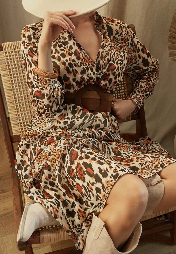 Born2be - Brązowo-Beżowa Sukienka Z Paskiem Phaenala. Kolor: brązowy. Materiał: zamsz. Wzór: nadruk, motyw zwierzęcy. Styl: klasyczny. Długość: maxi