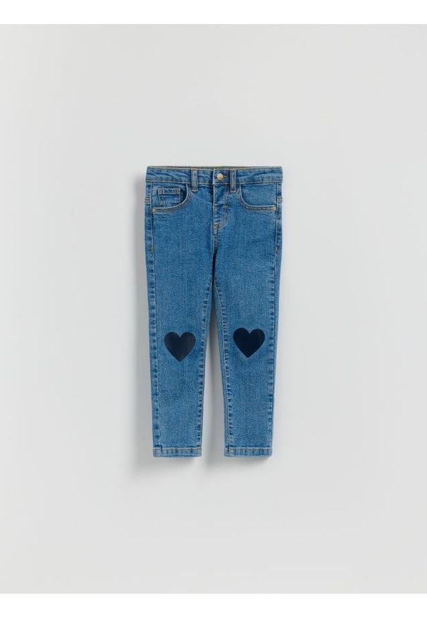 Reserved - Jeansy slim fit z nadrukiem - niebieski. Kolor: niebieski. Materiał: jeans. Wzór: nadruk