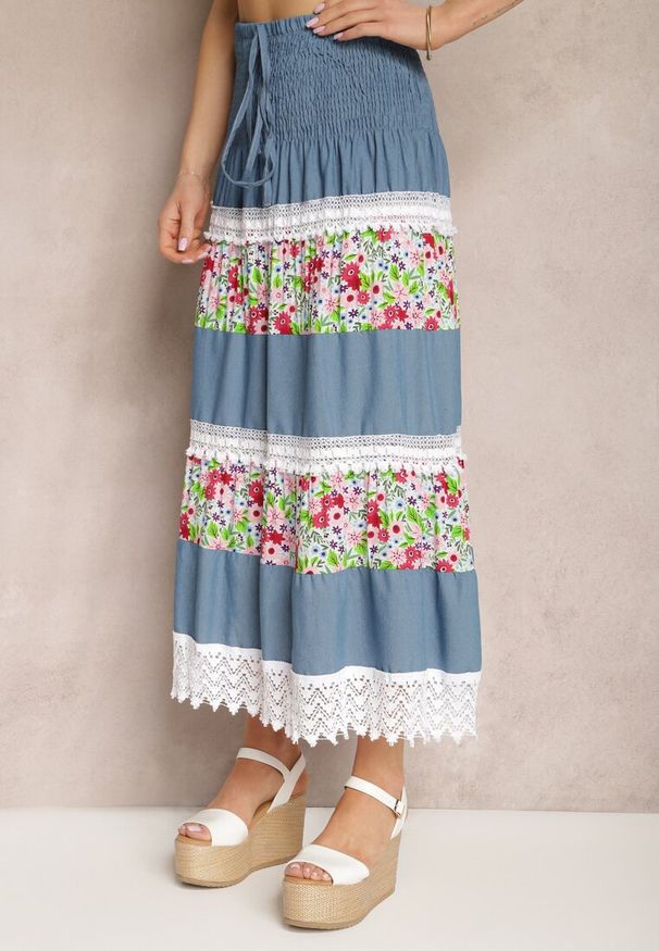 Renee - Biało-Niebieska Jeansowa Bawełniana Spódnica High Waist z Gumką w Talii i Ozdobną Koronką Tesaquin. Stan: podwyższony. Kolor: biały. Materiał: bawełna, koronka, jeans. Wzór: koronka. Sezon: lato