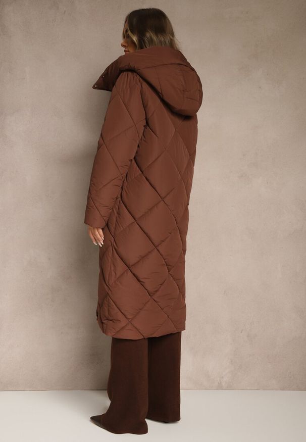 Renee - Brązowa Pikowana Kurtka Płaszcz za Kolano z Kapturem Kinassan. Typ kołnierza: kaptur. Kolor: brązowy. Wzór: geometria