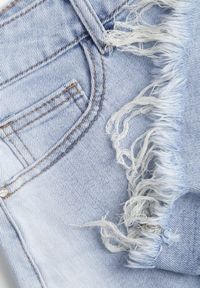 Born2be - Niebieskie Szorty Jeansowe z Bawełną i Wysokim Stanem Ozdobione Postrzępieniem Stineans. Okazja: na co dzień, na spacer. Stan: podwyższony. Kolor: niebieski. Materiał: bawełna, jeans. Wzór: aplikacja. Styl: elegancki, klasyczny, casual #4
