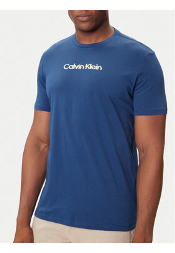 Calvin Klein Jeans T-Shirt Glitched Logo LV04RC858G Niebieski Regular Fit. Kolor: niebieski. Materiał: bawełna