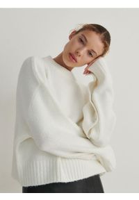Reserved - Sweter oversize - kremowy. Kolor: kremowy. Materiał: dzianina, wełna