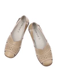Półbuty damskie Vinceza, cholewka ze skóry naturalnej licowej z perforacją z szerokimi paskami wsuwane na płaskiej podeszwie, beżowe, 66928. Zapięcie: bez zapięcia. Kolor: beżowy. Materiał: skóra. Szerokość cholewki: normalna. Obcas: na płaskiej podeszwie #6