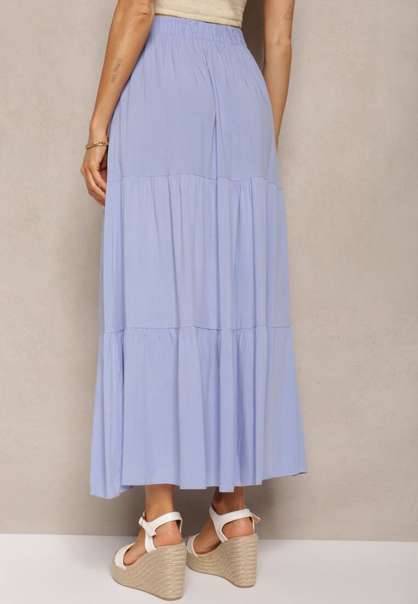 Renee - Jasnoniebieska Rozkloszowana Spódnica Maxi z Wiskozy z Materiałowymi Paskami Wintelis. Okazja: do pracy. Kolor: niebieski. Materiał: wiskoza, materiał. Wzór: paski. Styl: elegancki