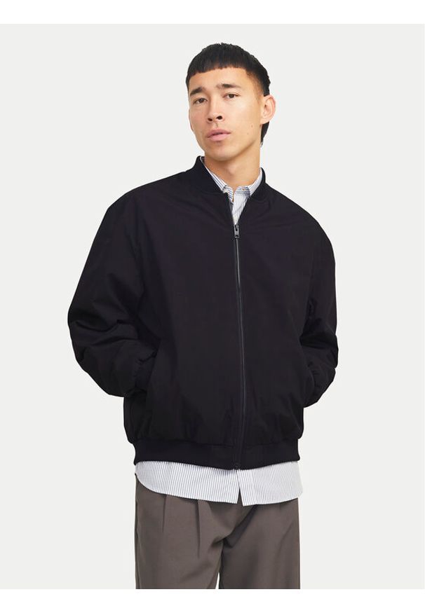 Jack & Jones Kurtka bomber Echarge 12268608 Czarny Regular Fit. Kolor: czarny. Materiał: syntetyk