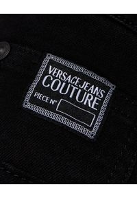 Versace Jeans Couture - VERSACE JEANS COUTURE - Czarne jeansy Straight Fit. Kolor: czarny. Wzór: aplikacja. Styl: klasyczny #2