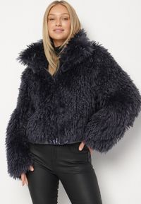 Born2be - Granatowa Krótka Kurtka Futerko z Wysokim Kołnierzem i Długim Włosiem Lanalia. Okazja: na co dzień, na spacer. Kolor: niebieski. Materiał: futro. Długość: krótkie. Styl: casual #1