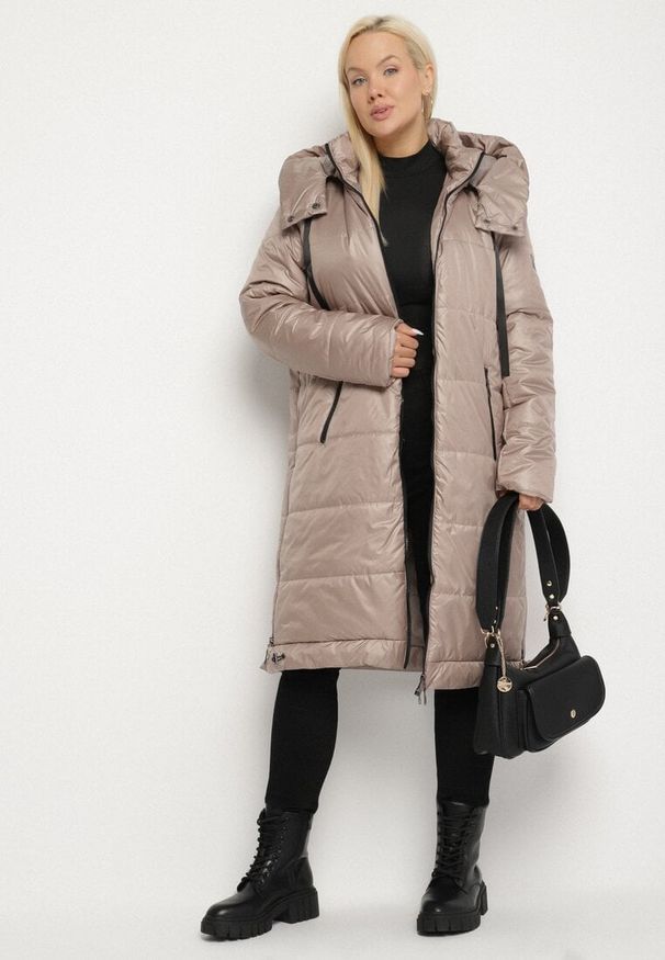 Born2be - Ciemnobeżowa Przejściowa Kurtka Pikowana z Kapturem i Suwakami po Bokach Fesunela. Okazja: na co dzień. Typ kołnierza: kaptur. Kolekcja: plus size. Kolor: beżowy. Materiał: jeans. Sezon: jesień. Styl: klasyczny, casual