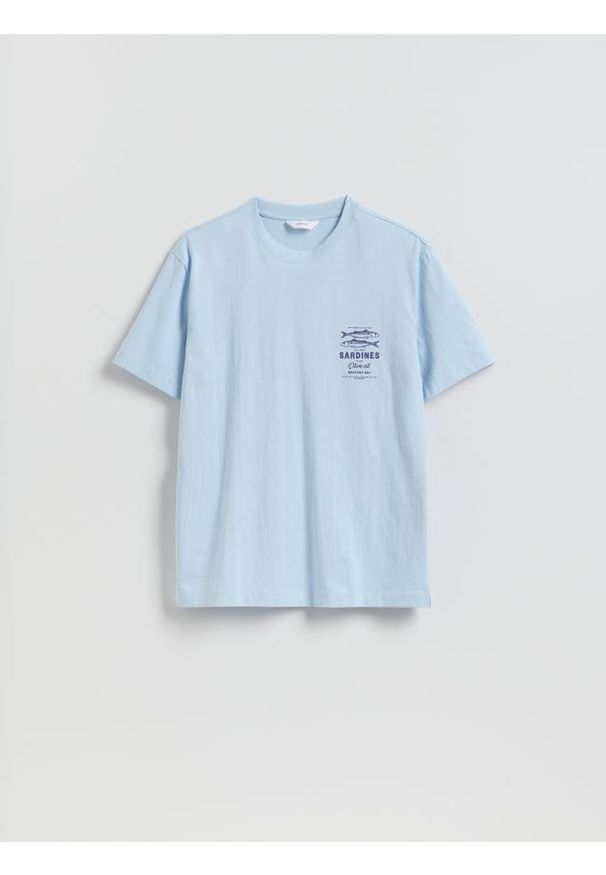 Reserved - T-shirt comfort z nadrukiem na plecach - jasnoniebieski. Kolor: niebieski. Materiał: bawełna, dzianina. Wzór: nadruk